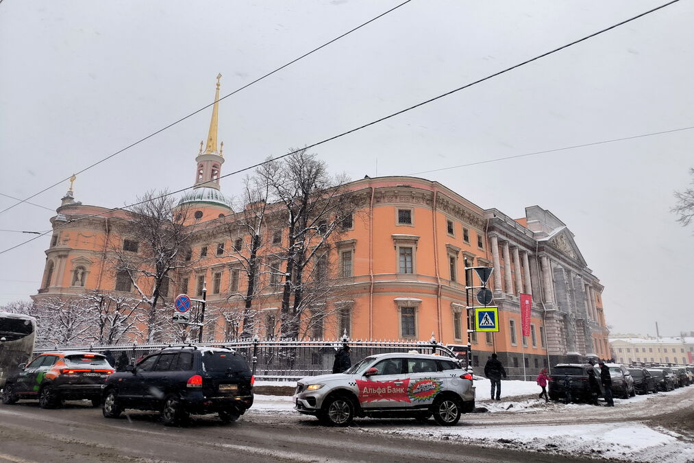 Корону трогать нельзя: в Михайловском замке пенсионерки устроили фотосъёмку с тактильной копией