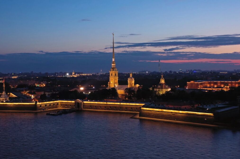 Как менялся герб Санкт-Петербурга: сердце под короной и якоря под скипетром — что означает сейчас