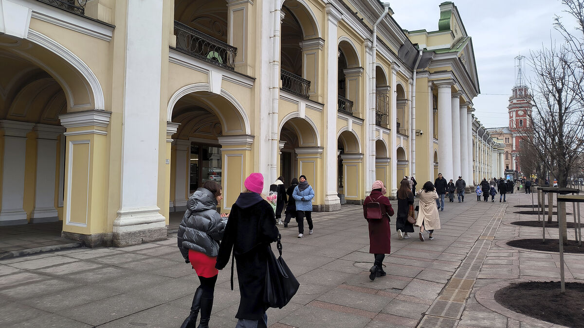 За желтым фасадом Гостиного двора Петербурга спрятан целый монастырь: вот тайная дверь, куда не ведут глянцевые путеводители
