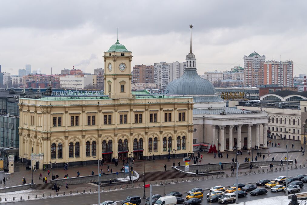 Навесы с подогревом, сохранение истории и библиотека: когда отремонтируют Ленинградский вокзал в Москве