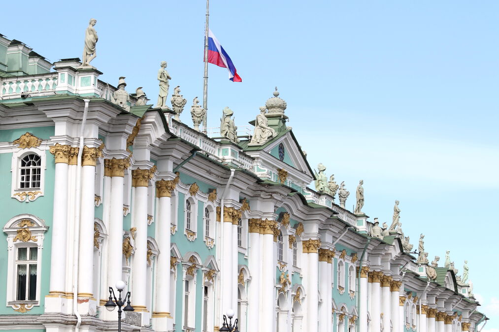 Ограбление в Лувре отразилось на Петербурге: лагерь строителей убрали от стен Эрмитажа