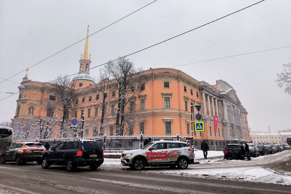 Загадочное сияние Михайловского замка: Петербург встретил Новый год игрой света и скрытых тайн