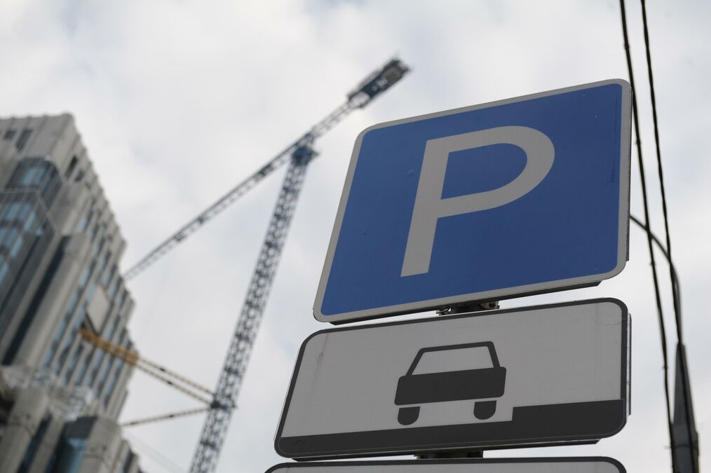 Штрафы на парковках сократились на 54%: Петербург едет в метро