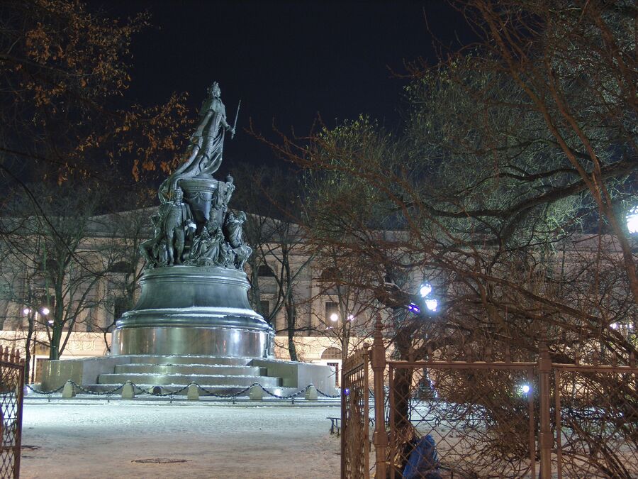 В Петербурге бояться нечего, но вот мой хитрый трюк для личного успокоения: если идешь ночью, делай только так, и все будет отлично