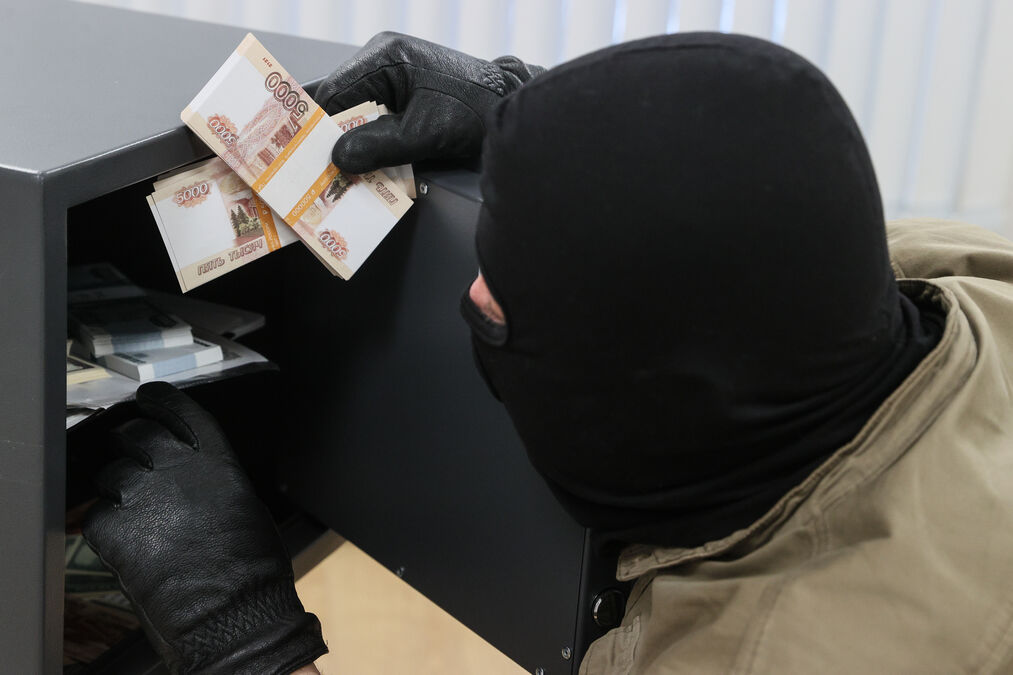 Миллионный налет на сейф: полиция ловит вора в Петербурге