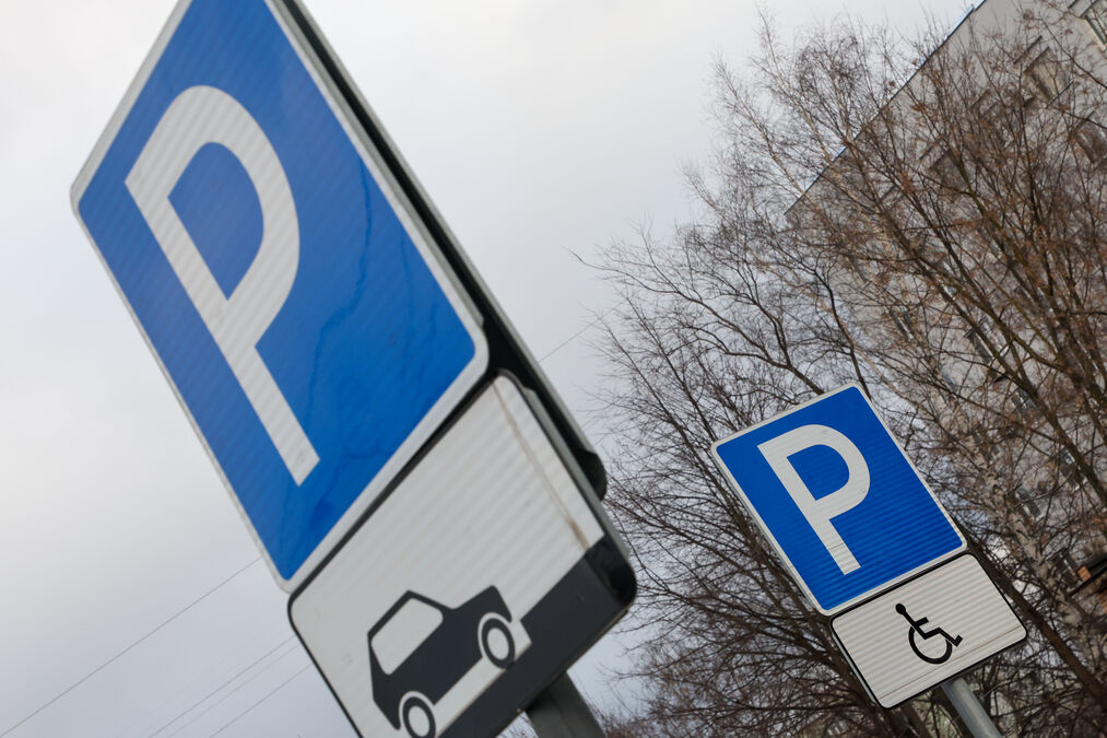 Цитадельское шоссе приютило «автополк»: в Кронштадте открыли парковку на 200 машин