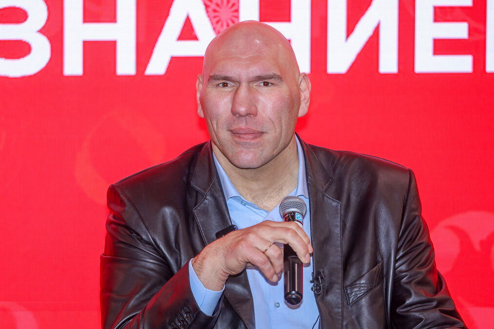 Где учился Николай Валуев в Санкт-Петербурге?