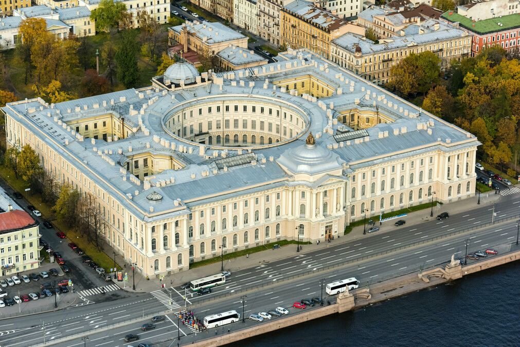 Какие институты в Санкт-Петербурге предлагают обучение по архитектуре? 