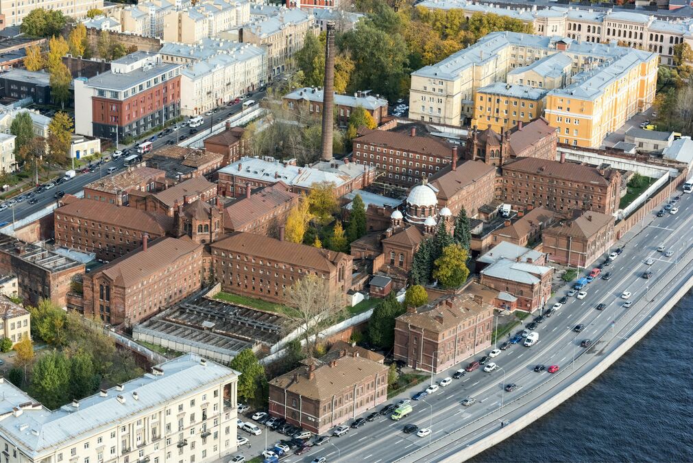 Жизнь в бывших камерах и лекции в старых цехах: Петербург прощается с «серыми зонами»