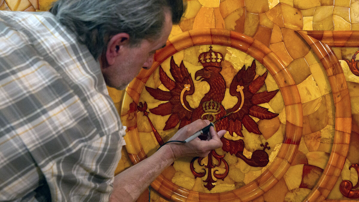 Похищенное сокровище: главная загадка XX века — куда исчезла Янтарная комната Петербурга
