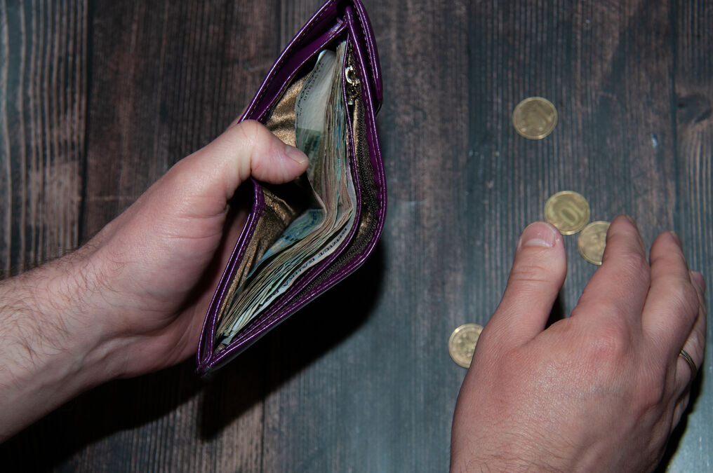 Почему в Петербурге десятки фирм решили оставить работников без прибавки к жалованию?