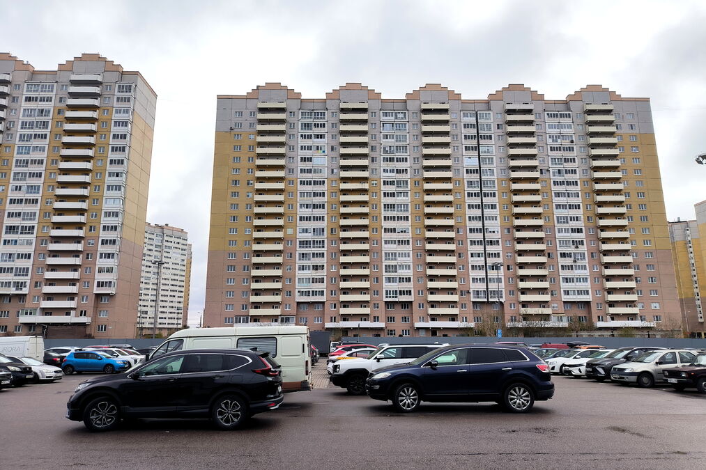 Стоянка «за спасибо» уходит в прошлое: Седов объяснил, где и почему в Ленобласти введут платные парковки