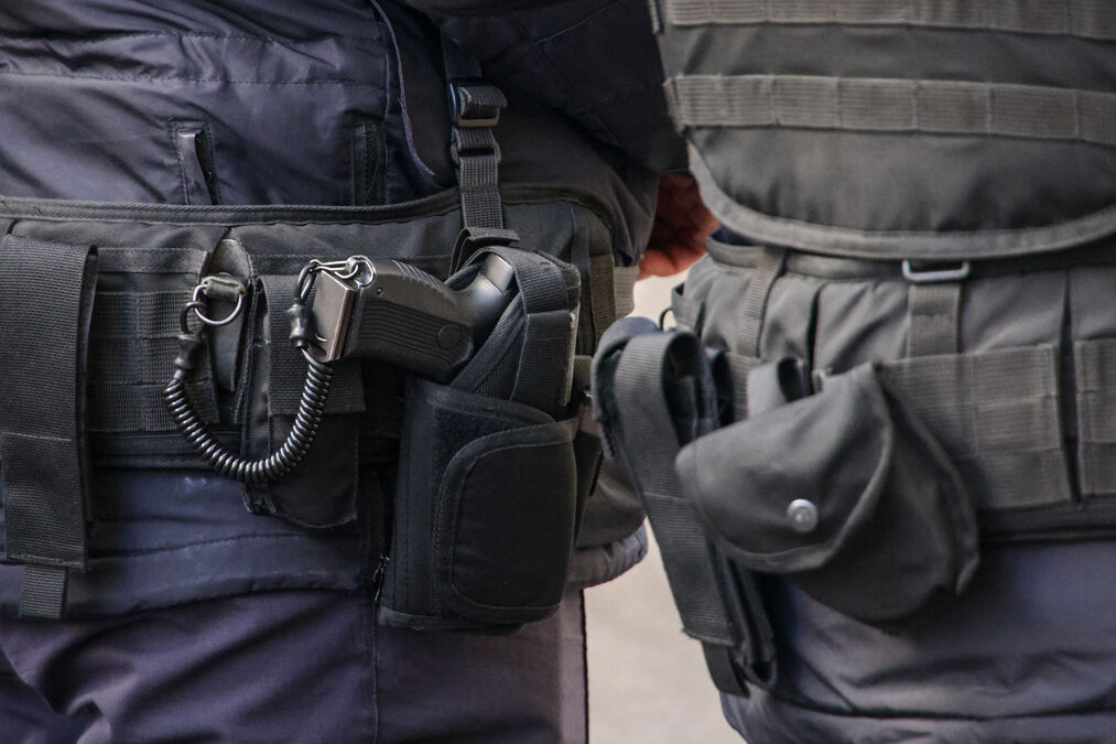 Полицейский налёт в Апраксином: мигранты попытались исчезнуть среди одежды