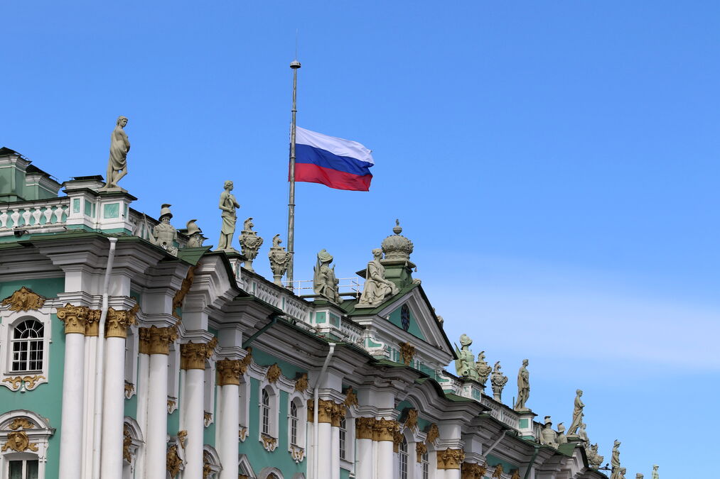 Хотел сфотографировать себя — повредил трон Павла I: в Эрмитаже рассказали о посетителе