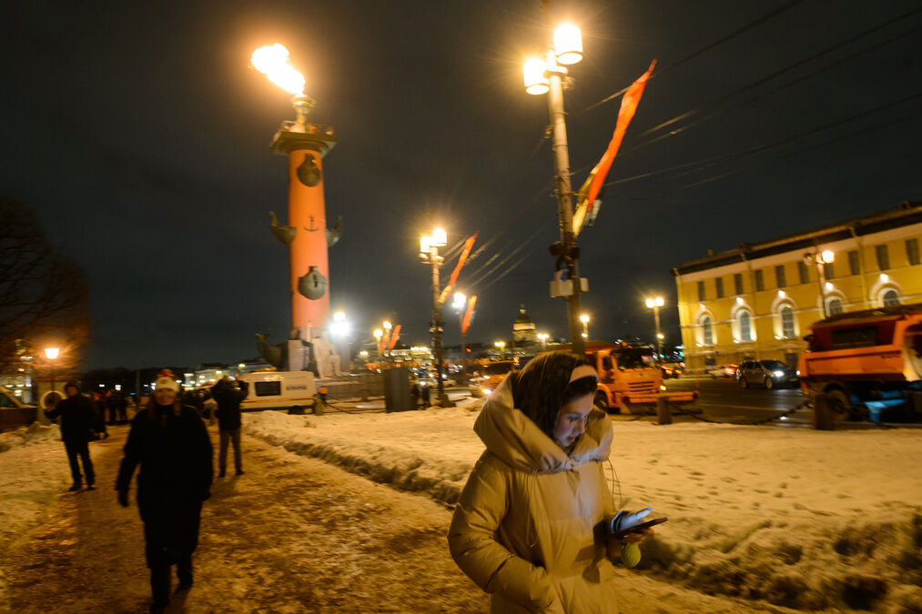 Петербуржцы увидят огонь на Ростральных колоннах среди зимы: что за необычный повод?