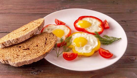 Вкуснейшая яичница со сладким перцем будет идеальна для завтрака