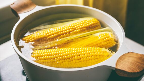 Что добавить в кастрюлю при варке кукурузы
