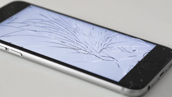 Эксперт объяснил, можно ли пользоваться смартфоном с разбитым стеклом