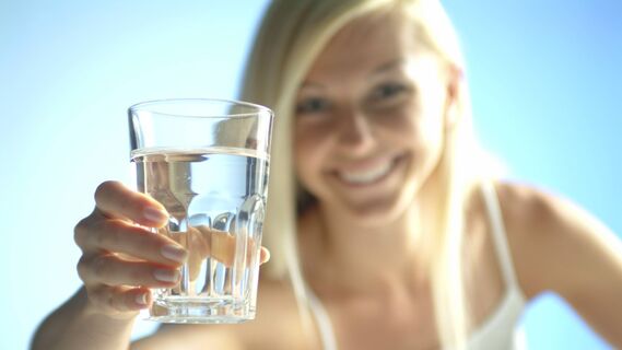 Многие выпивают стакан воды натощак