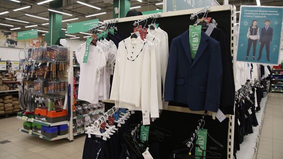 Витрины в магазине одежды