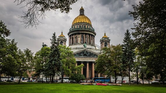 В Петербурге есть огромная закопанная голова великана как в сказке Пушкина: где она находится и как там появилась