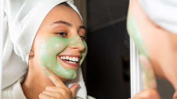 Питательная маска на лице девушки