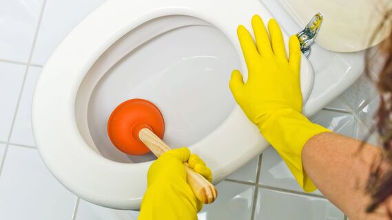 Как пробить засор без специальных средств