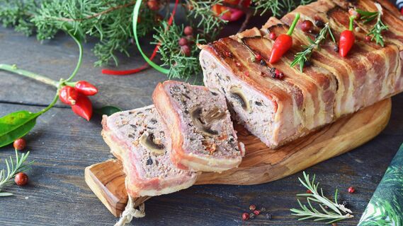 Как приготовить мясной рулет с грибами