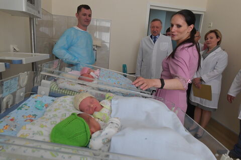 В роддоме родители, малыши и медицинский персонал