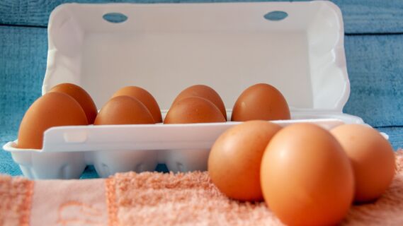Умные хозяйки всегда делают это с яйцами после покупки: продукт не портится куда дольше