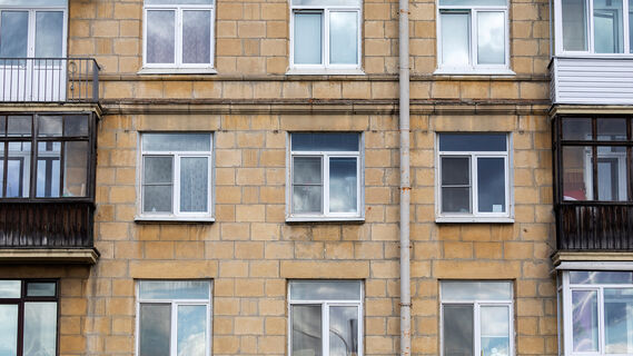 В Петербурге будут судить мужчину, который свесил маленького ребенка за ноги на балконе 13 этажа