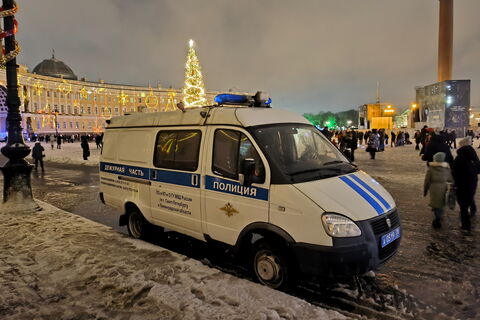Полицейская машина перед Дворцовой площадью