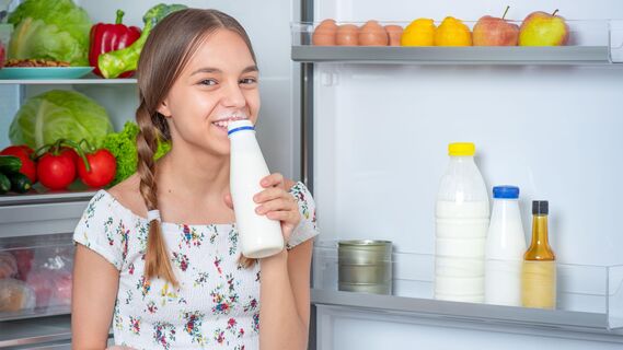 Не ставьте бутылки с молоком в дверцу