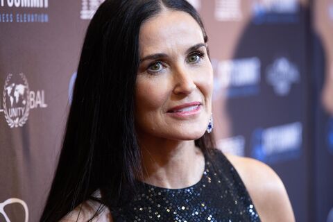 58-летняя Деми Мур вышла на подиум в рамках показа новой коллекции Fendi
