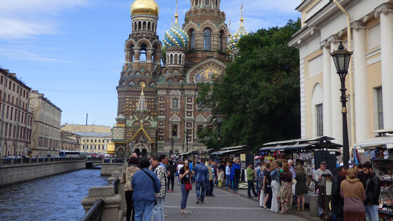 У Спаса на Крови в Петербурге демонтируют сувенирные ларьки: что происходит