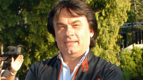 Денег не жалеет: теряющий молодость Серов пробует диковинные процедуры