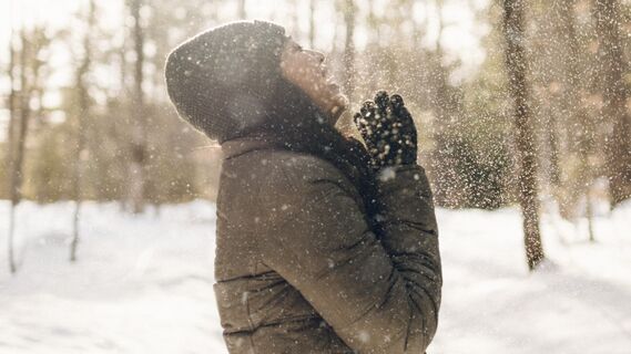 Какие пуховики украсят женщину 50+