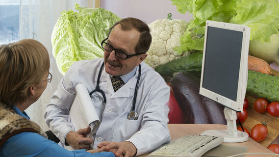Врач, пациент, овощи