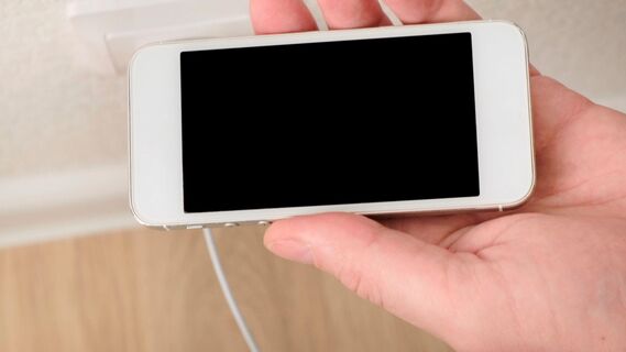 В этом случае даже не думайте прикасаться к смартфону: пожалеете и не раз