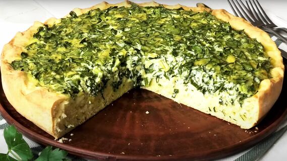 Рецепт вкуснейшего сытного пирога с сыром и зеленью