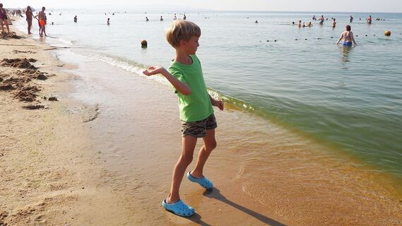 Зеленая жижа, в которой невозможно купаться: как в июне 2024 выглядит море в Анапе