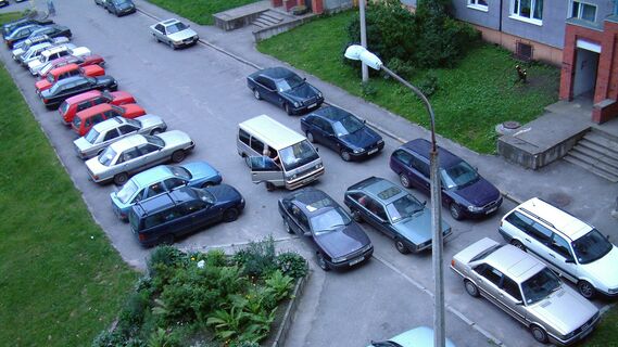 Площадки возле многоэтажных домов запаркованы машинами