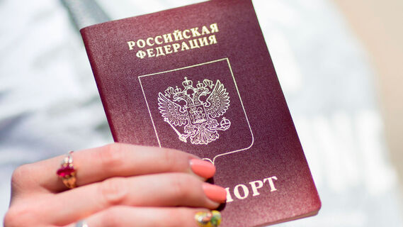 Таиланд подождет: россиянку не пустили в самолет по вине из-за двух лишних отметок в загранпаспорте