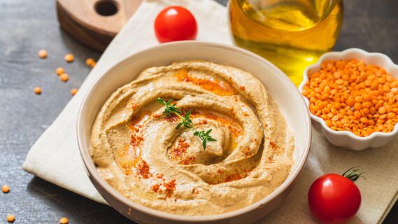 Чечевичный хумус не уступает по вкусу классической закуске из нута
