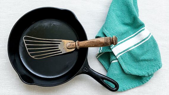 Так мыть сковороду с антипригарным покрытием категорически нельзя: «убьете» за один присест