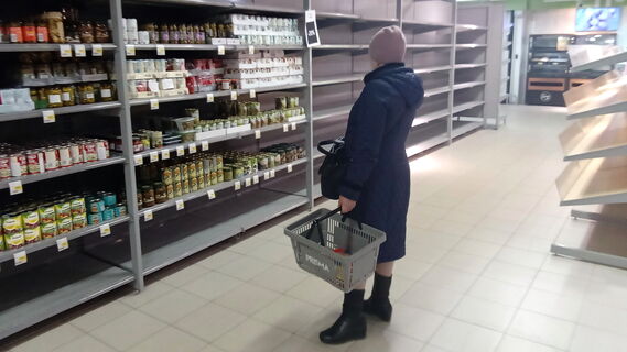 Женщина выбирает продукты