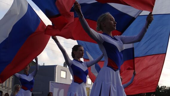 Девушки с российскими флагами