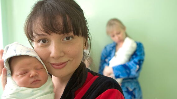 Озвучена стоимость родов в России