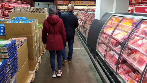 Покупатели выбирают товары в магазине