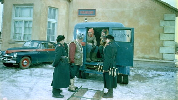 Кадр из фильма "Самогонщики", 1961г.